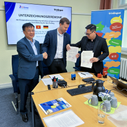 Nguyen Quang Tuan, Tran Hoang Long und Carl Sandmann unterschreiben den Vertrag
